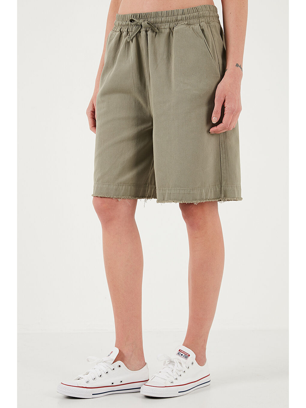 Haki Pamuklu Standart Fit Normal Bel Bağlamalı Cepli Şort 668Yp5326-3