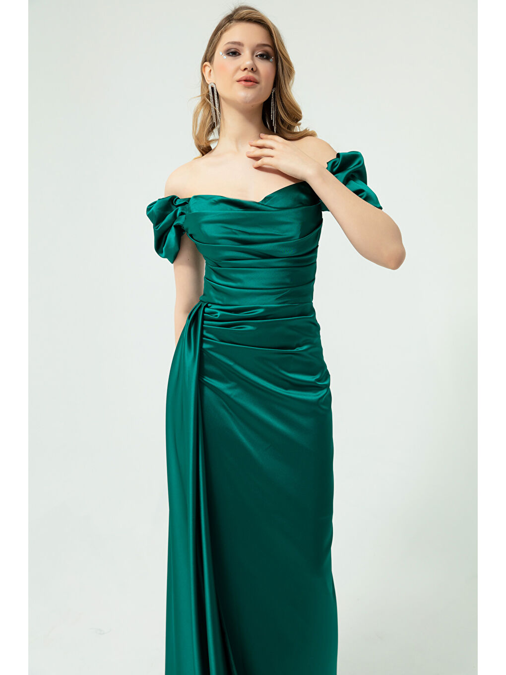 Kadın Zümrüt Yeşili Kayık Yaka Kuyruklu Uzun Saten Abiye & Mezuniyet Elbisesi-3