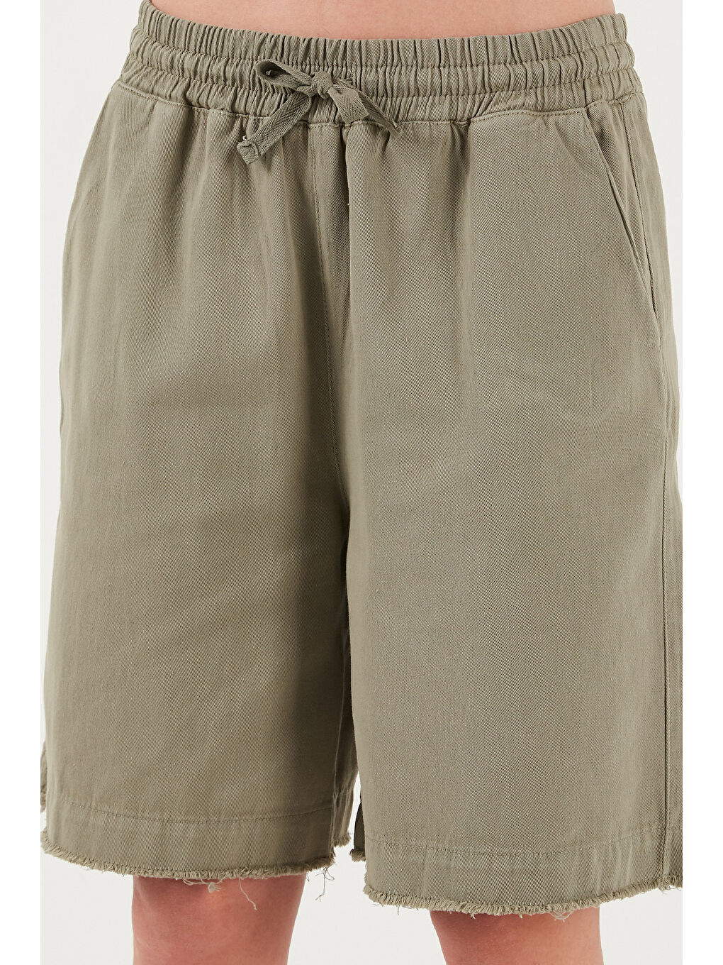 Haki Pamuklu Standart Fit Normal Bel Bağlamalı Cepli Şort 668Yp5326-4