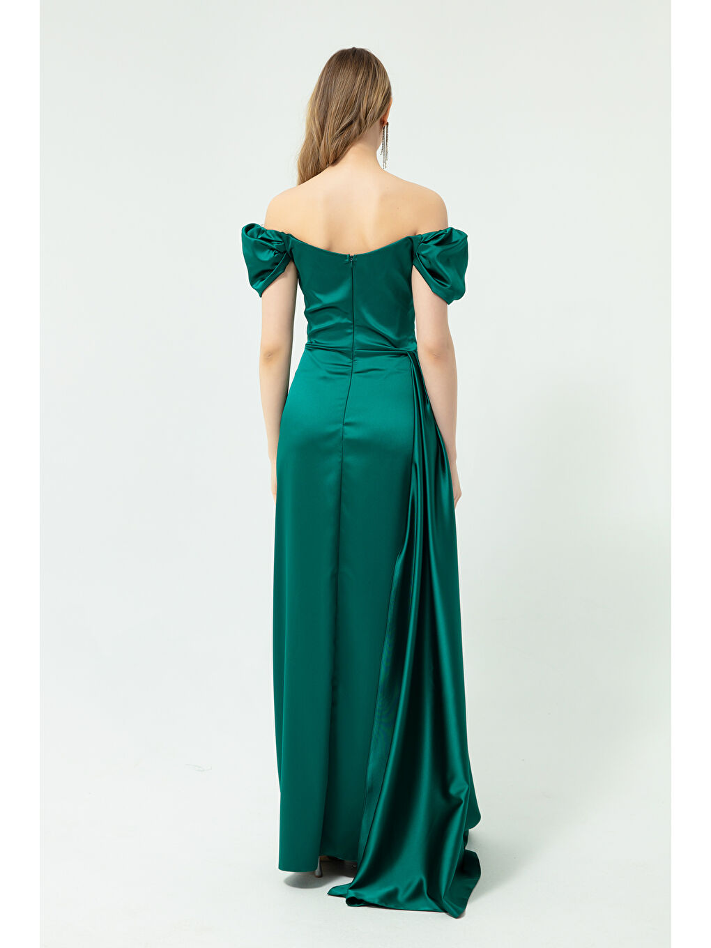 Kadın Zümrüt Yeşili Kayık Yaka Kuyruklu Uzun Saten Abiye & Mezuniyet Elbisesi-4