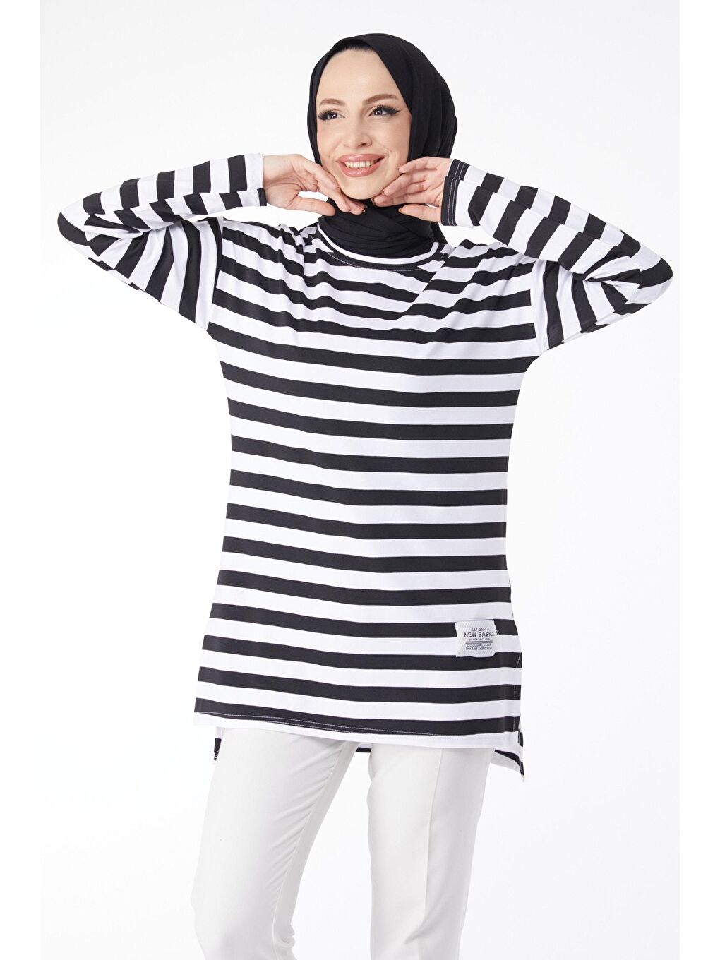 Bisiklet Yaka Kadın Siyah Çizgili Armalı Tunik - 24613-2