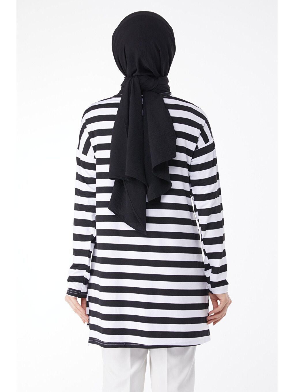 Bisiklet Yaka Kadın Siyah Çizgili Armalı Tunik - 24613-4