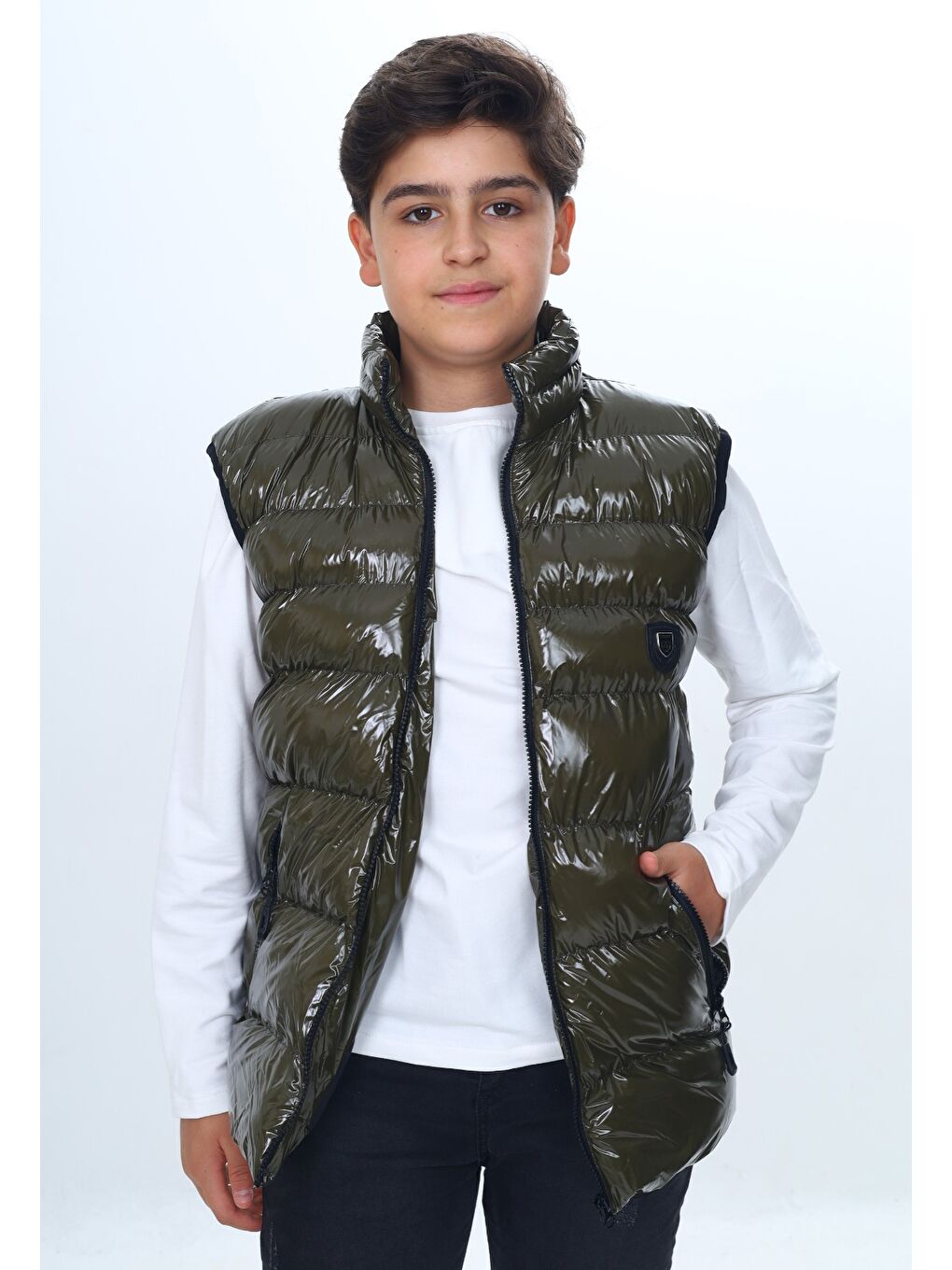 Haki Erkek Çocuk Parlak Görünümlü Göğsü Armalı Yelek