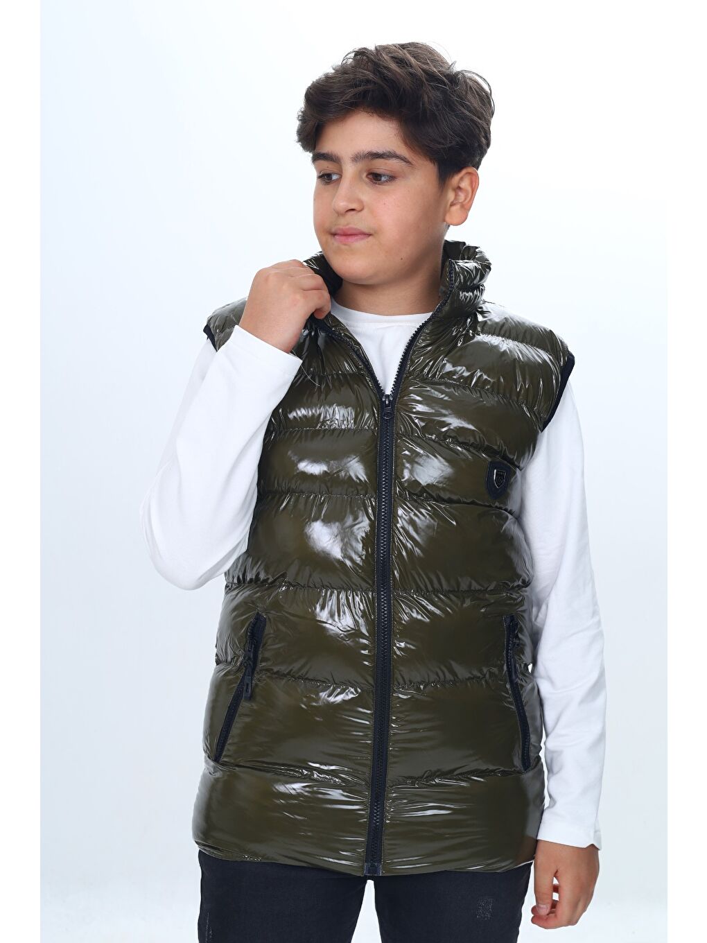 Haki Erkek Çocuk Parlak Görünümlü Göğsü Armalı Yelek-1
