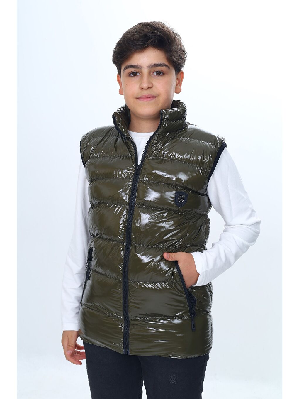 Haki Erkek Çocuk Parlak Görünümlü Göğsü Armalı Yelek-2