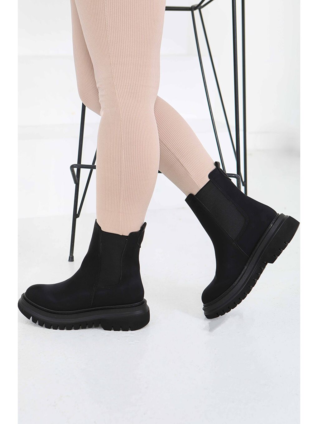 Kadın Siyah Yanları Lastikli Süet Bot - 27847-SIYAH-2