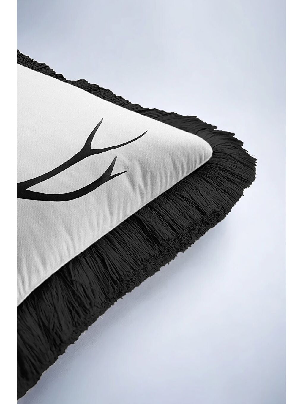 Karışık Siyah Geyik Başı Saçaklı Yastık Kılıfı - Avangart Doğa Modern Siyah Beyaz Püsküllü Kırlent Kılıfı-6