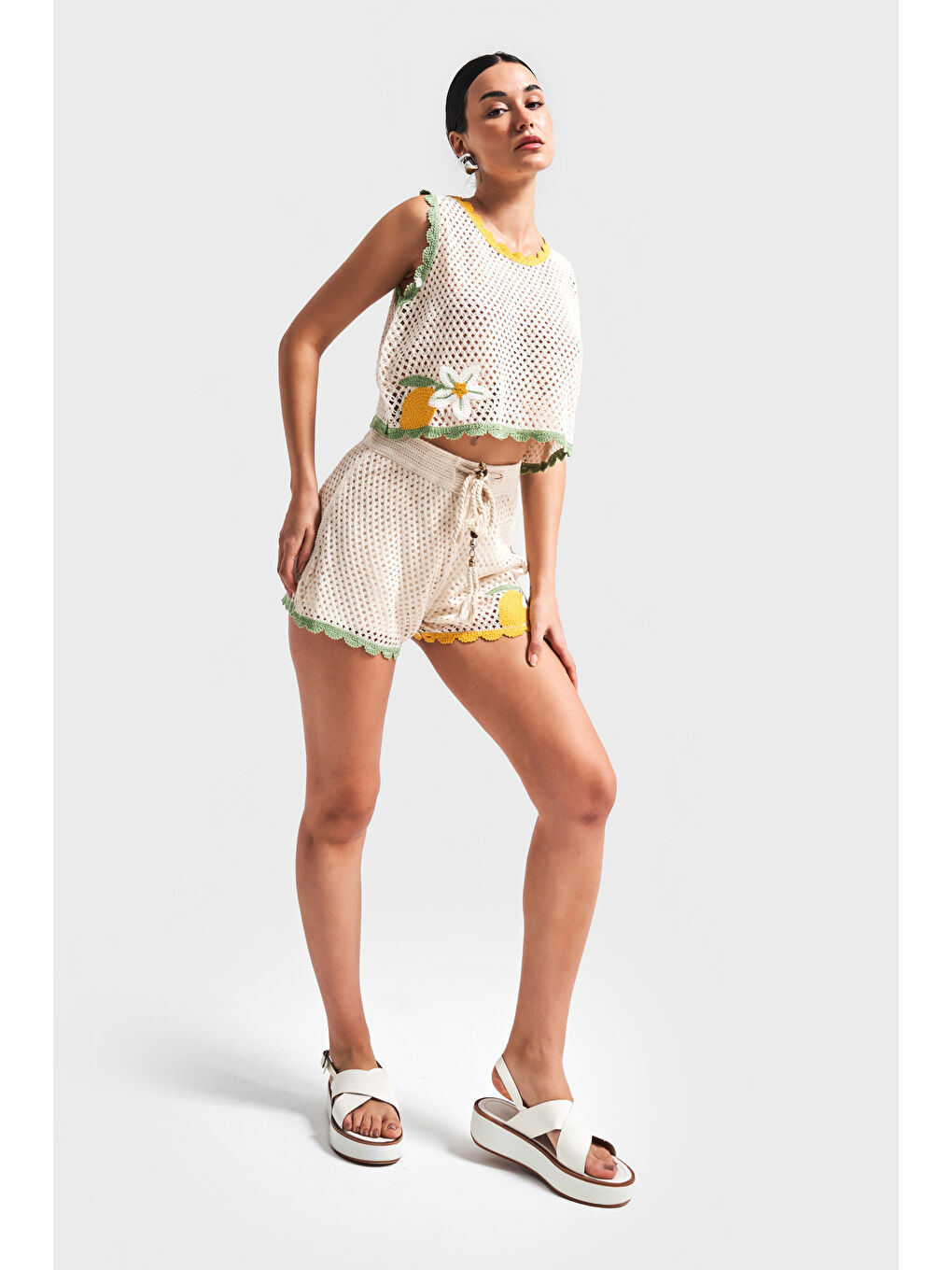 Kadın Bej Renk Triko Örme Kumaş Nakışlı Alt Üst Birlikte Özel Tasarım Şort Crop Takım-1