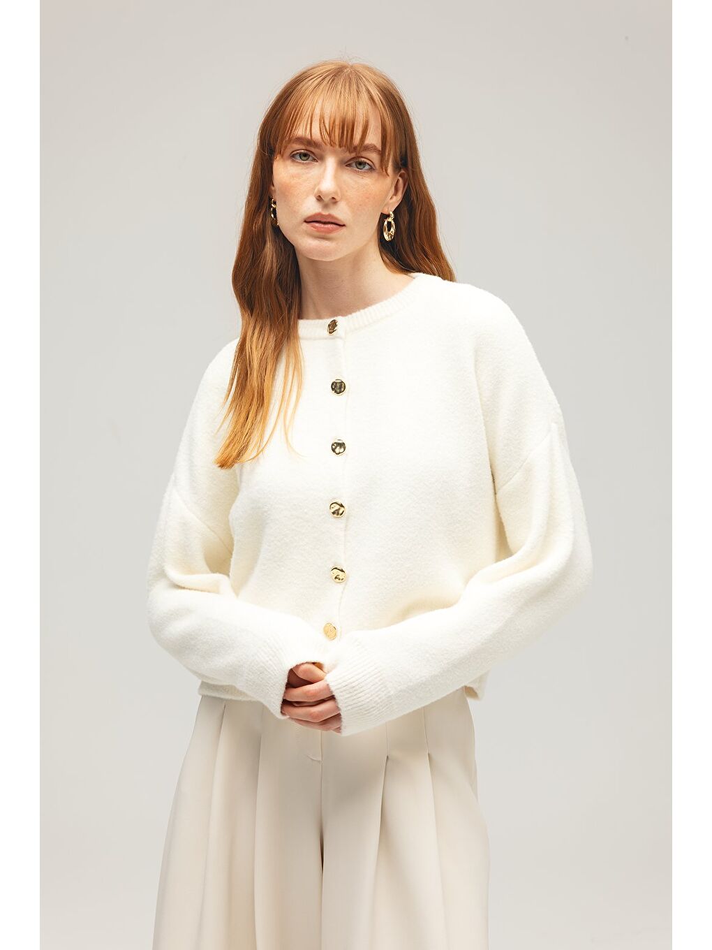 Ekru Kadın Altın Düğmeli Uzun Kollu Bisiklet Yaka Oversize Triko Hırka