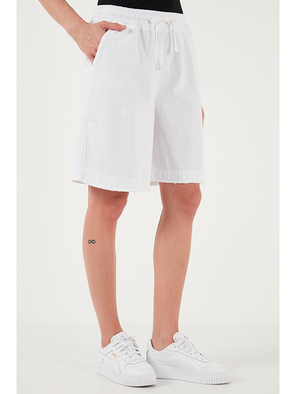 Beyaz Pamuklu Standart Fit Normal Bel Bağlamalı Cepli Şort 668Yp5326-1