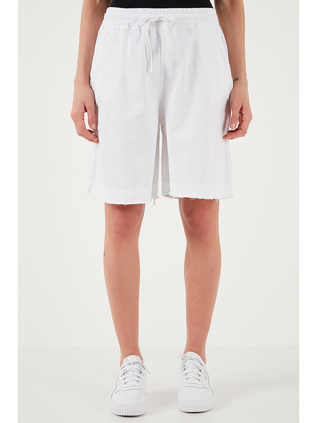 Beyaz Pamuklu Standart Fit Normal Bel Bağlamalı Cepli Şort 668Yp5326-2