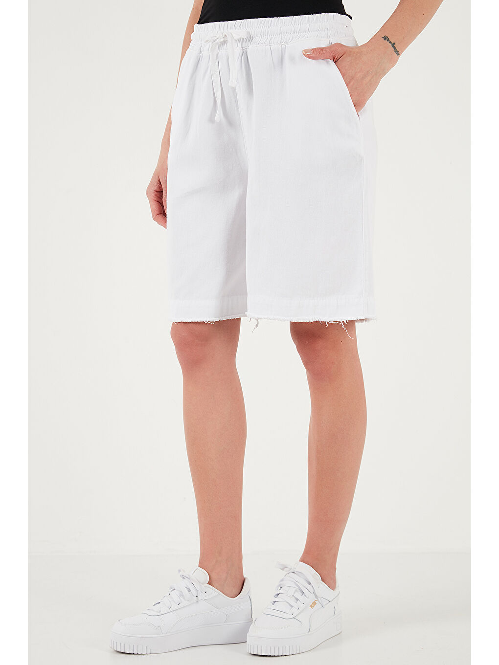 Beyaz Pamuklu Standart Fit Normal Bel Bağlamalı Cepli Şort 668Yp5326-3