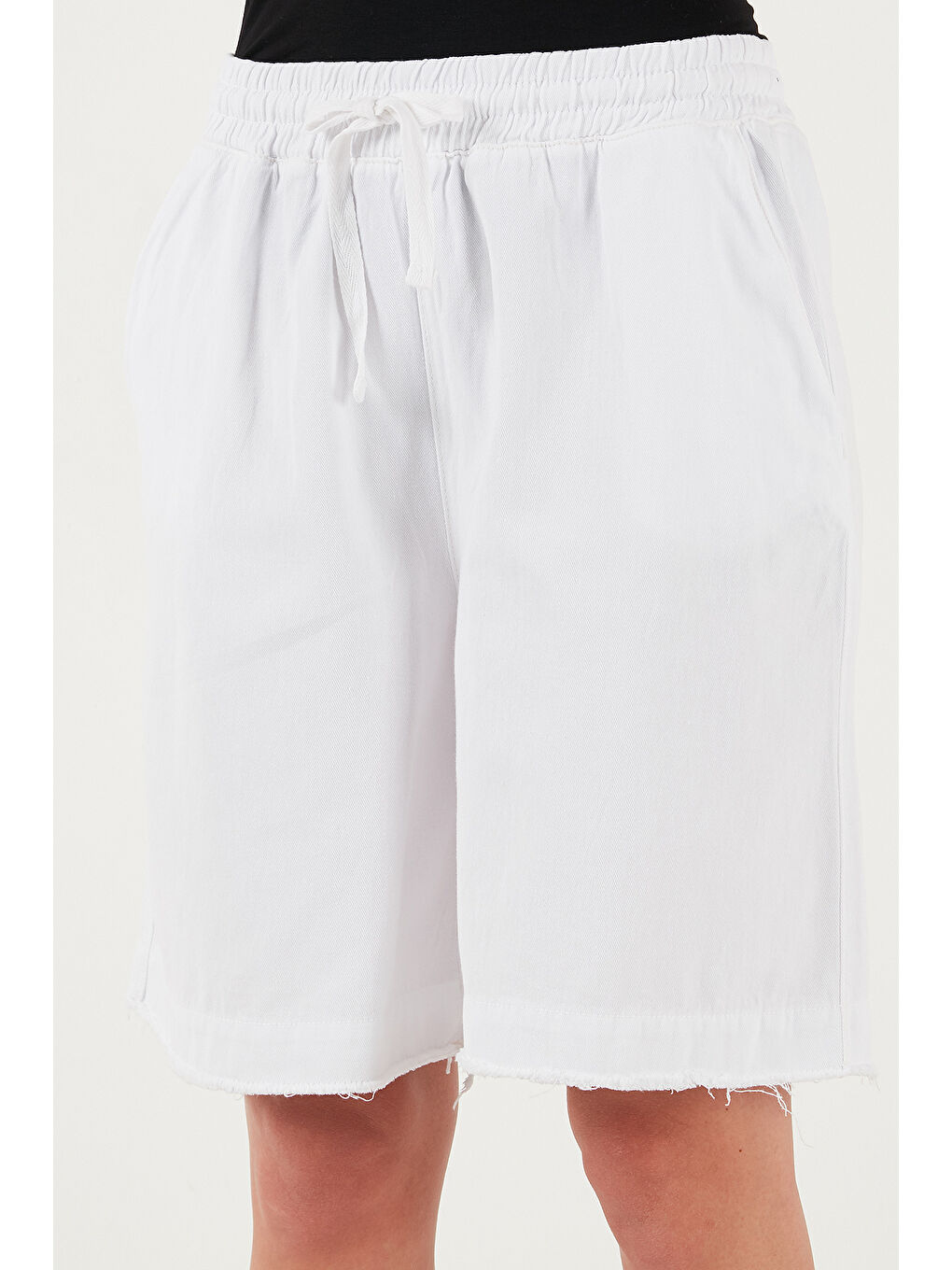 Beyaz Pamuklu Standart Fit Normal Bel Bağlamalı Cepli Şort 668Yp5326-4