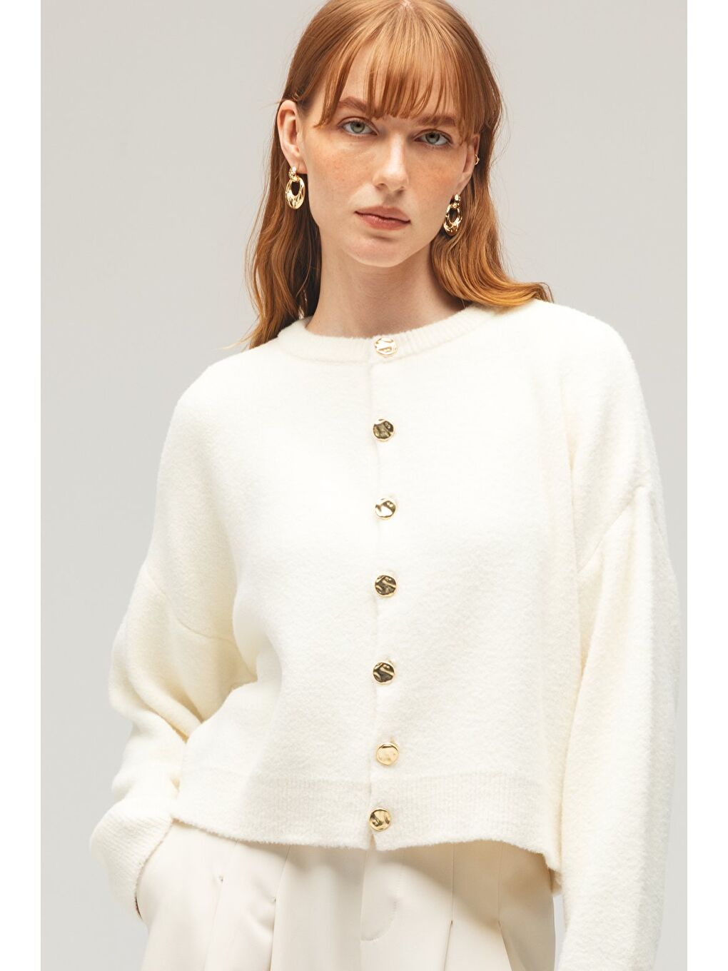 Ekru Kadın Altın Düğmeli Uzun Kollu Bisiklet Yaka Oversize Triko Hırka-2