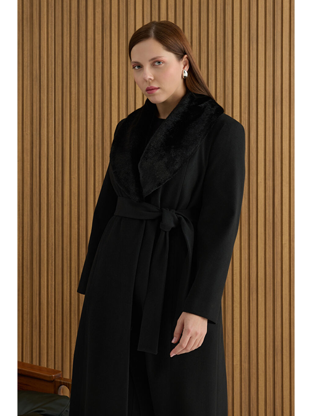 Siyah Seyyar Kürk Yakalı Manto