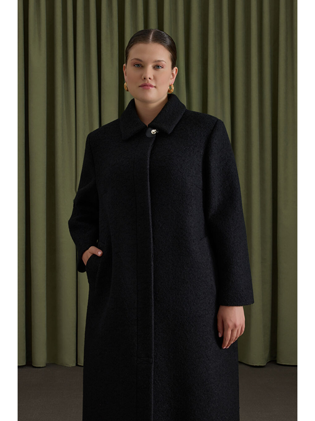 Siyah Seyyar Şal Detaylı Yün Kaban