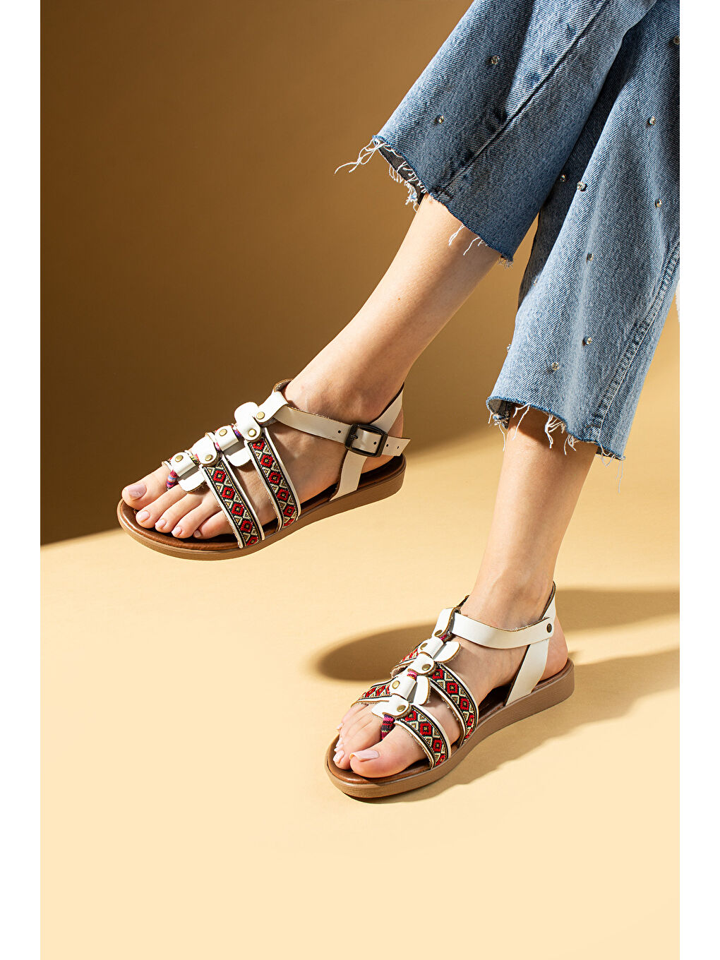 Beyaz Parmak Arası Desenli Tokalı Kadın Sandalet 51-193-25-1