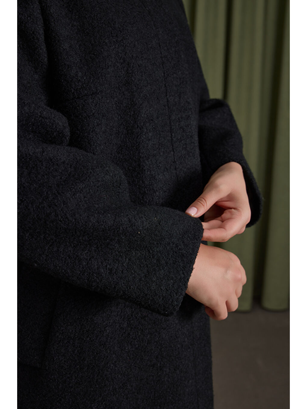 Siyah Seyyar Şal Detaylı Yün Kaban-4