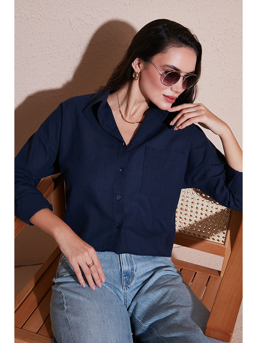 Lacivert Pamuk Ve Keten Karışımlı Regular Fit Önü Kısa Arkası Uzun Kadın Gömlek 6772867