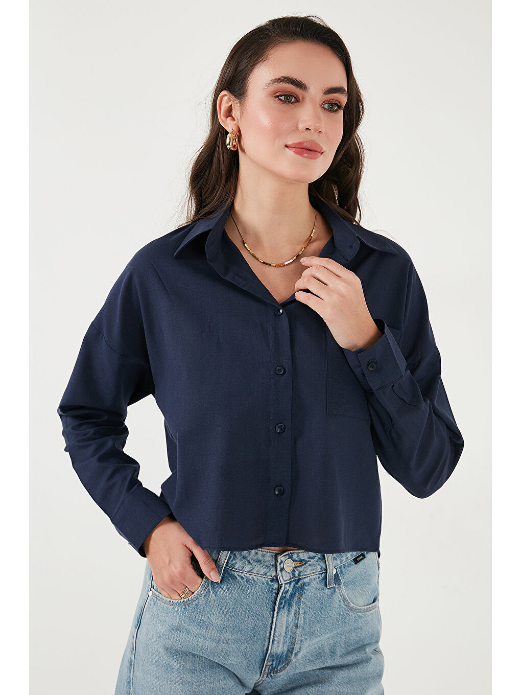 Lacivert Pamuk Ve Keten Karışımlı Regular Fit Önü Kısa Arkası Uzun Kadın Gömlek 6772867-1