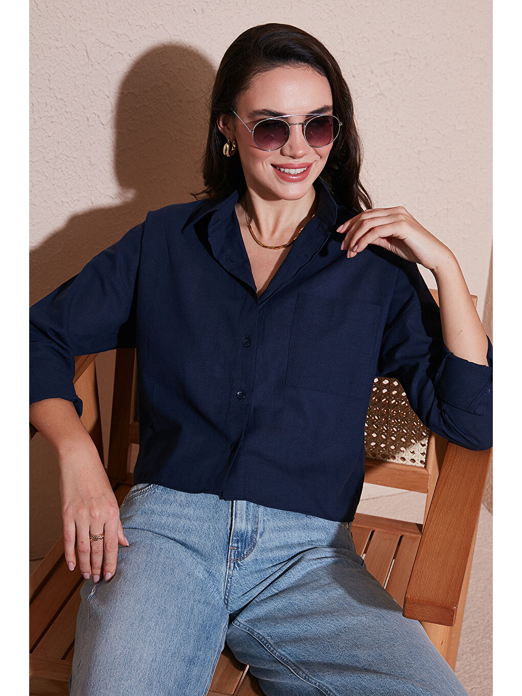 Lacivert Pamuk Ve Keten Karışımlı Regular Fit Önü Kısa Arkası Uzun Kadın Gömlek 6772867-2