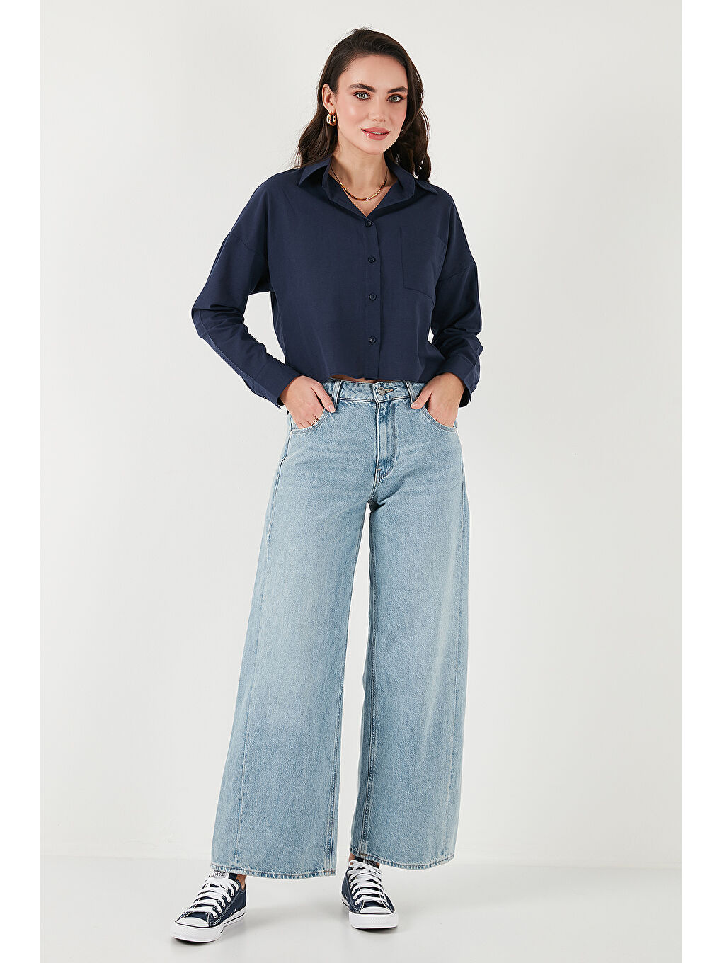 Lacivert Pamuk Ve Keten Karışımlı Regular Fit Önü Kısa Arkası Uzun Kadın Gömlek 6772867-3