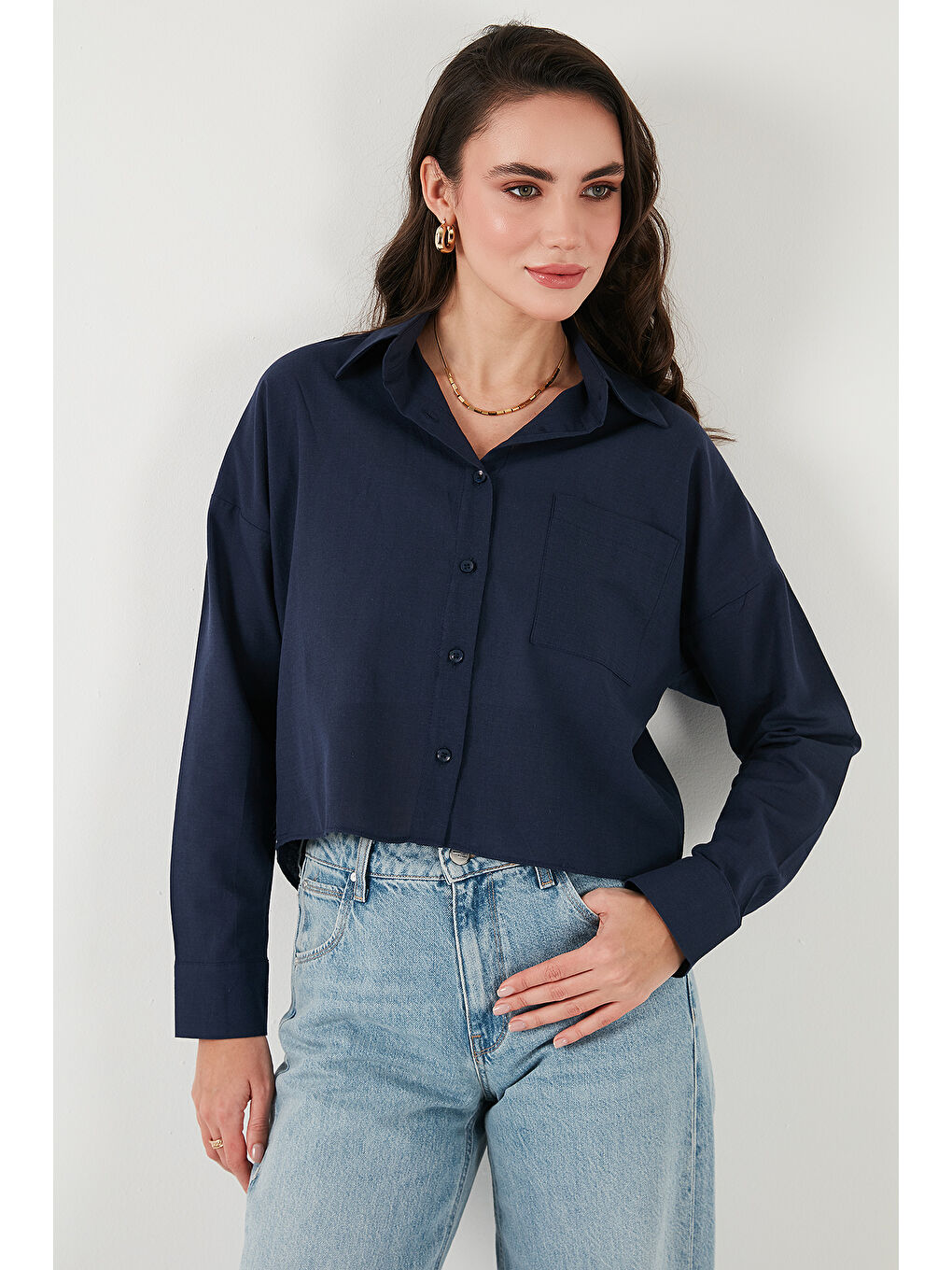 Lacivert Pamuk Ve Keten Karışımlı Regular Fit Önü Kısa Arkası Uzun Kadın Gömlek 6772867-4