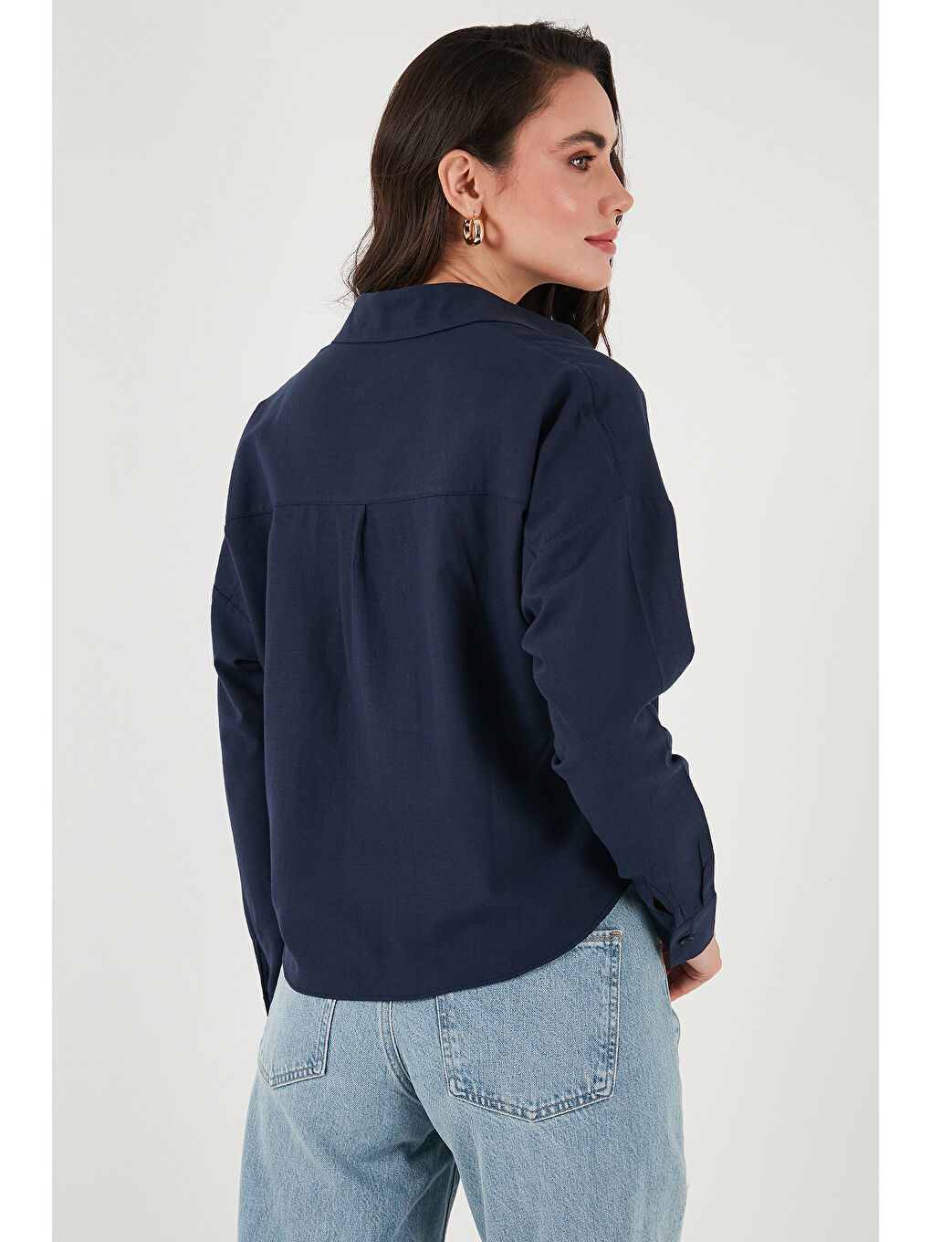 Lacivert Pamuk Ve Keten Karışımlı Regular Fit Önü Kısa Arkası Uzun Kadın Gömlek 6772867-6