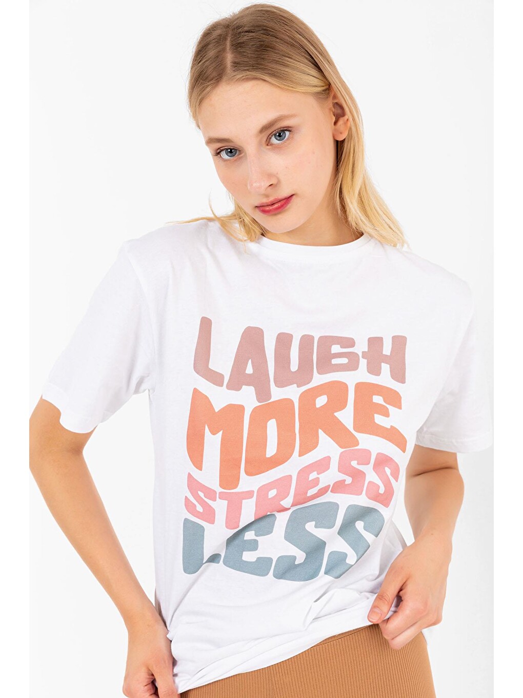 Bisiklet Yaka Laugh More Baskılı Beyaz Oversize Kadın Unisex Tişört
