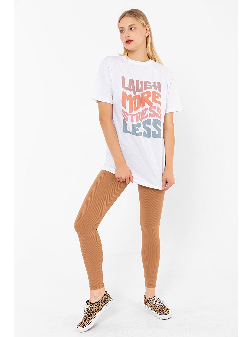 Bisiklet Yaka Laugh More Baskılı Beyaz Oversize Kadın Unisex Tişört-1