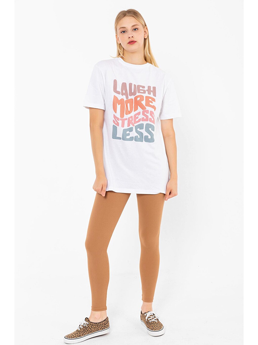 Bisiklet Yaka Laugh More Baskılı Beyaz Oversize Kadın Unisex Tişört-4