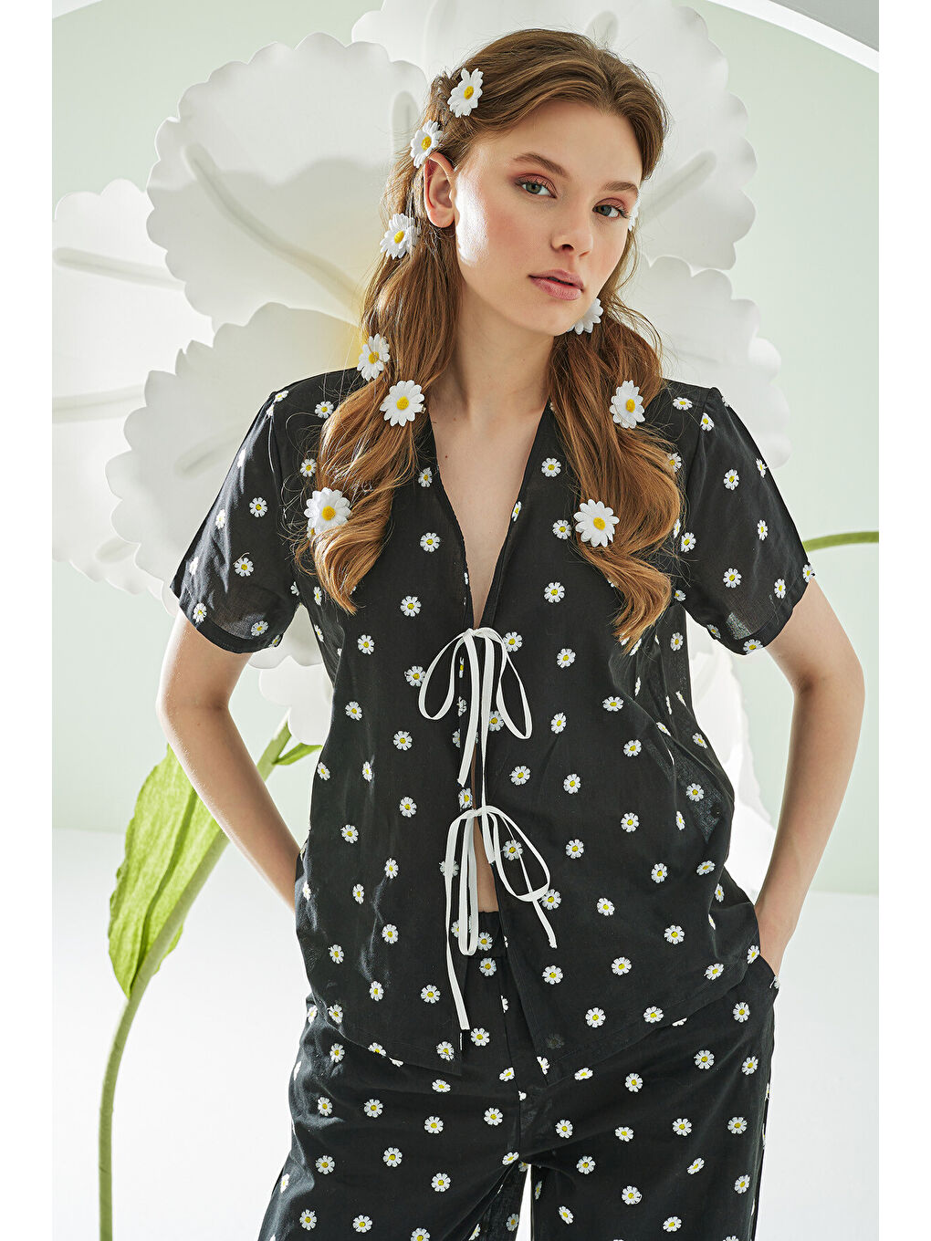 Siyah Papatya Desenli Önden Bağlamalı Pijama Takımı