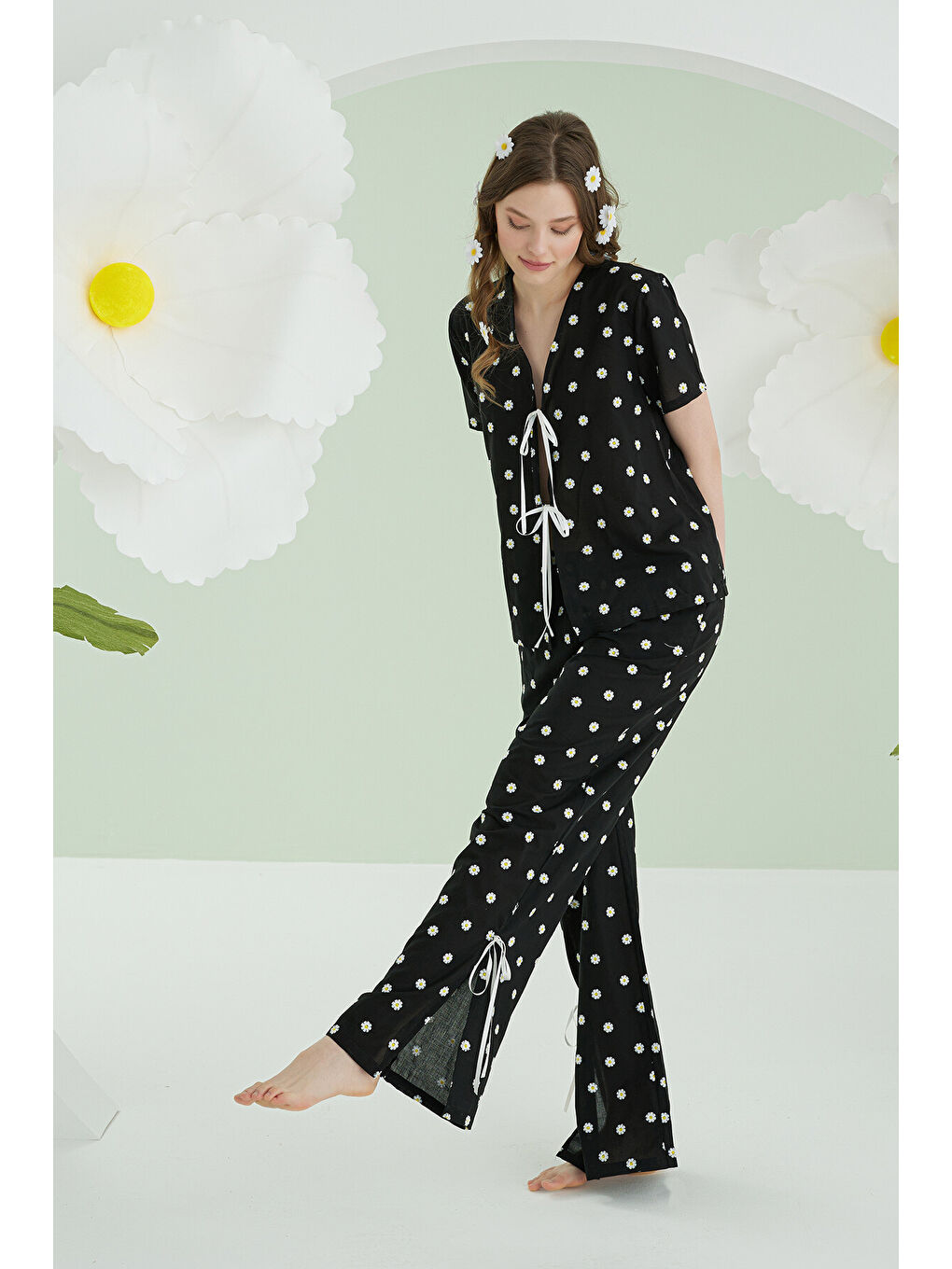 Siyah Papatya Desenli Önden Bağlamalı Pijama Takımı-1