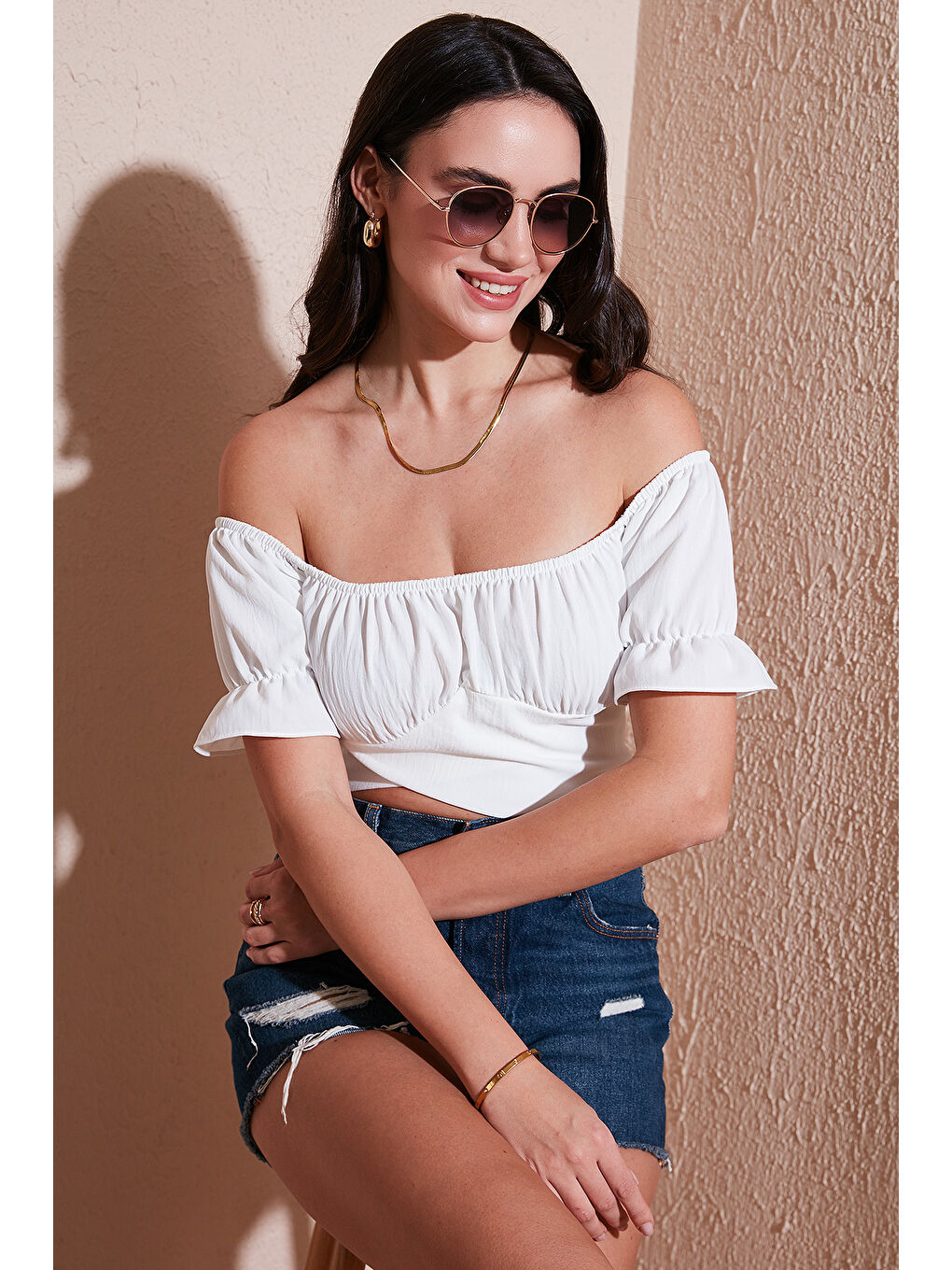 Beyaz Regular Fit Madonna Yaka Bağlama Detaylı Crop Bluz 6527017