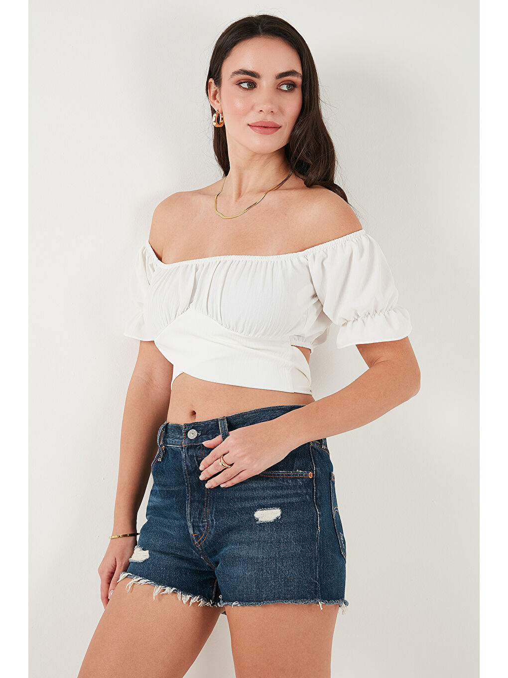 Beyaz Regular Fit Madonna Yaka Bağlama Detaylı Crop Bluz 6527017-1