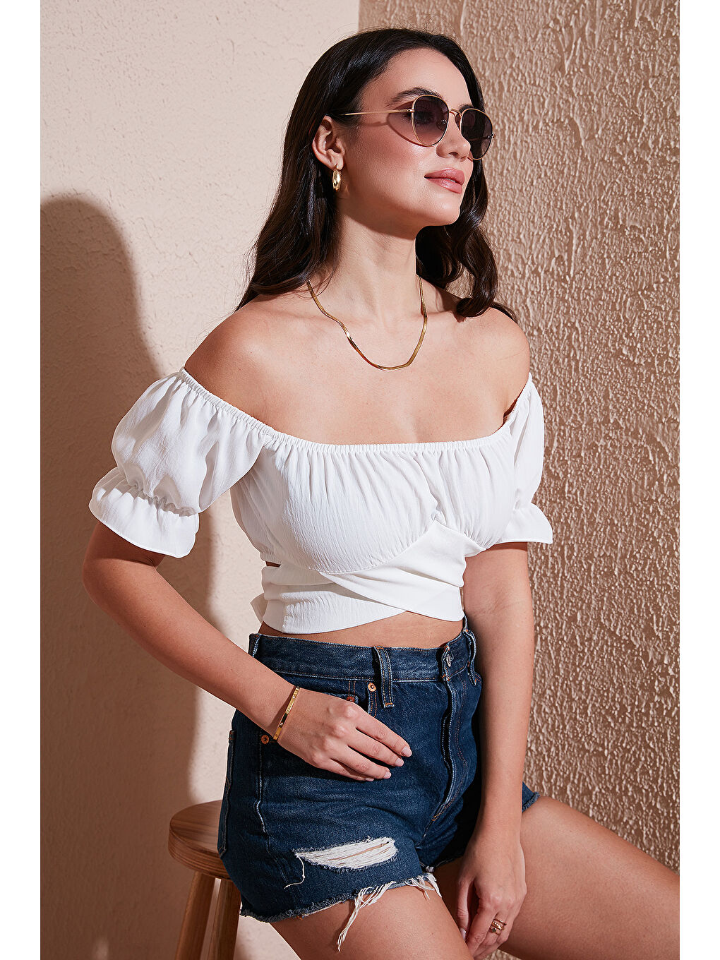 Beyaz Regular Fit Madonna Yaka Bağlama Detaylı Crop Bluz 6527017-2