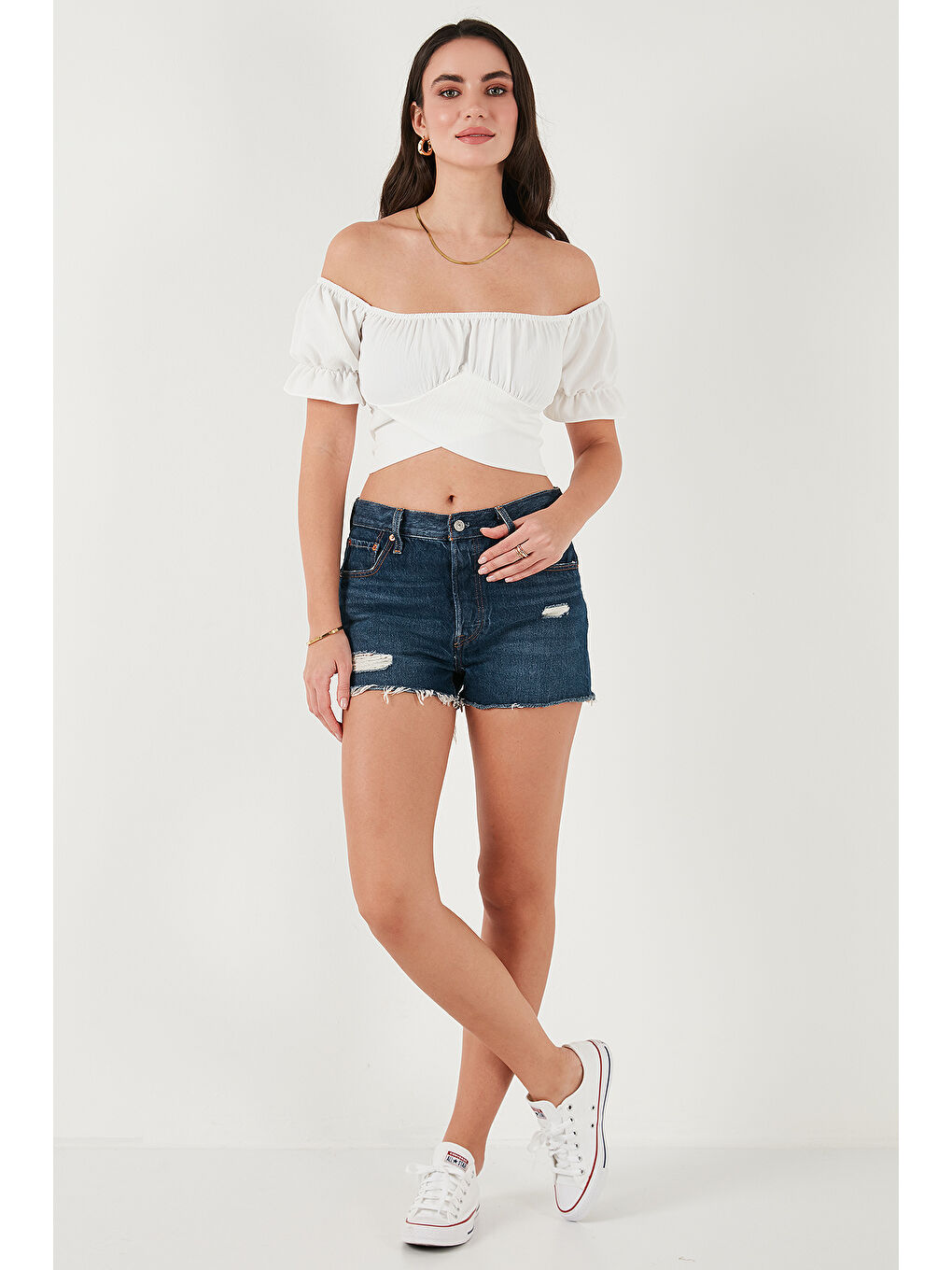 Beyaz Regular Fit Madonna Yaka Bağlama Detaylı Crop Bluz 6527017-3