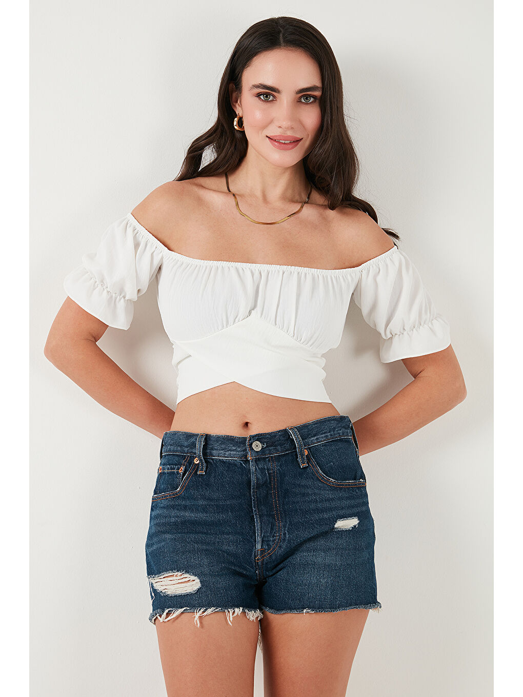 Beyaz Regular Fit Madonna Yaka Bağlama Detaylı Crop Bluz 6527017-4