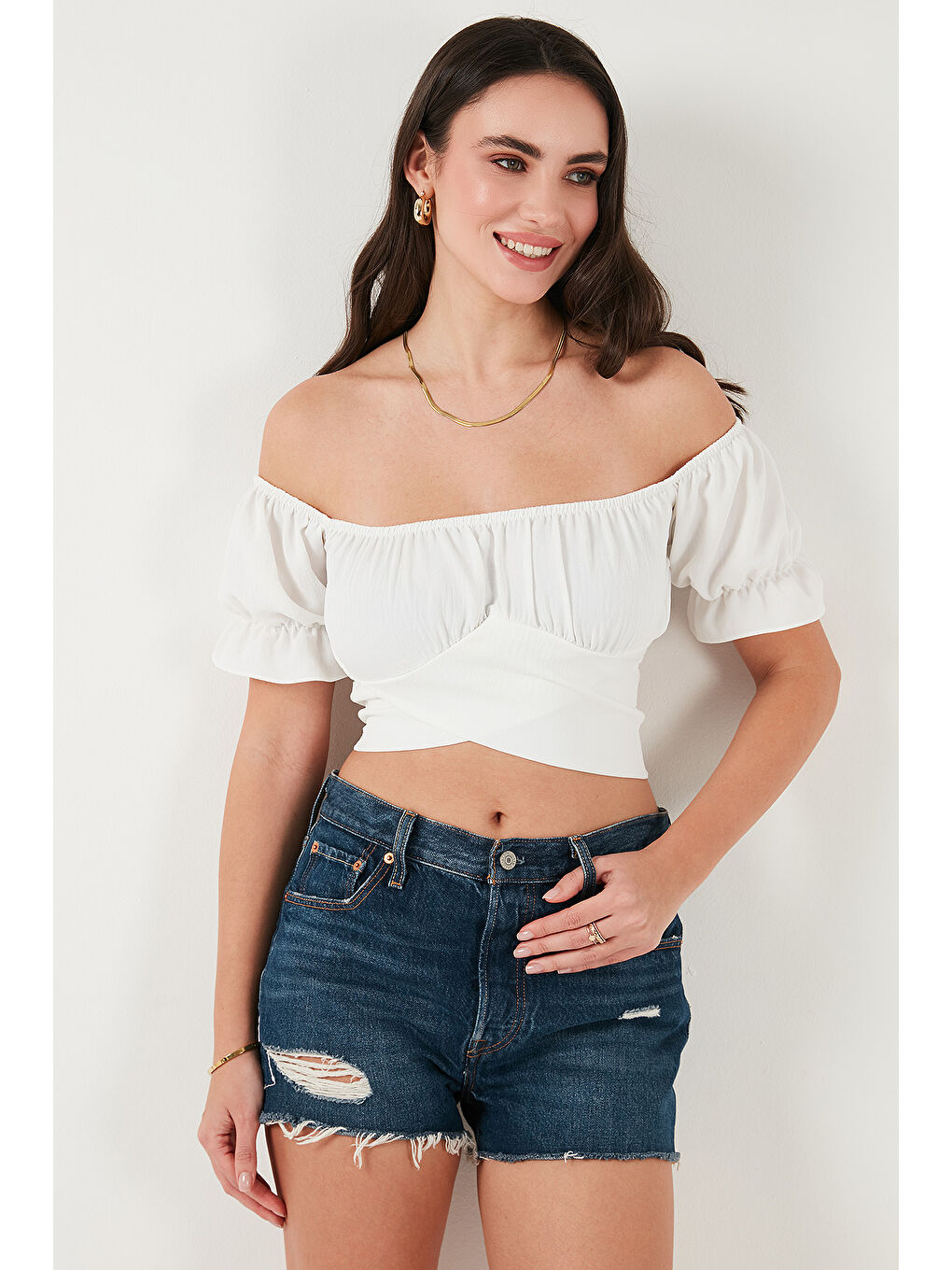 Beyaz Regular Fit Madonna Yaka Bağlama Detaylı Crop Bluz 6527017-5