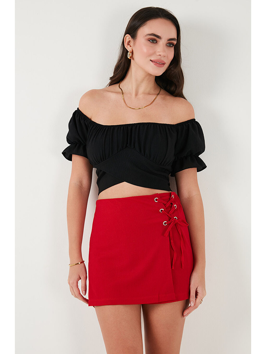 Siyah Regular Fit Madonna Yaka Bağlama Detaylı Crop Bluz 6527017-1