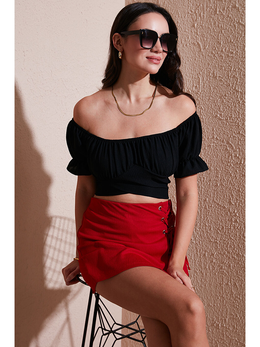 Siyah Regular Fit Madonna Yaka Bağlama Detaylı Crop Bluz 6527017-2