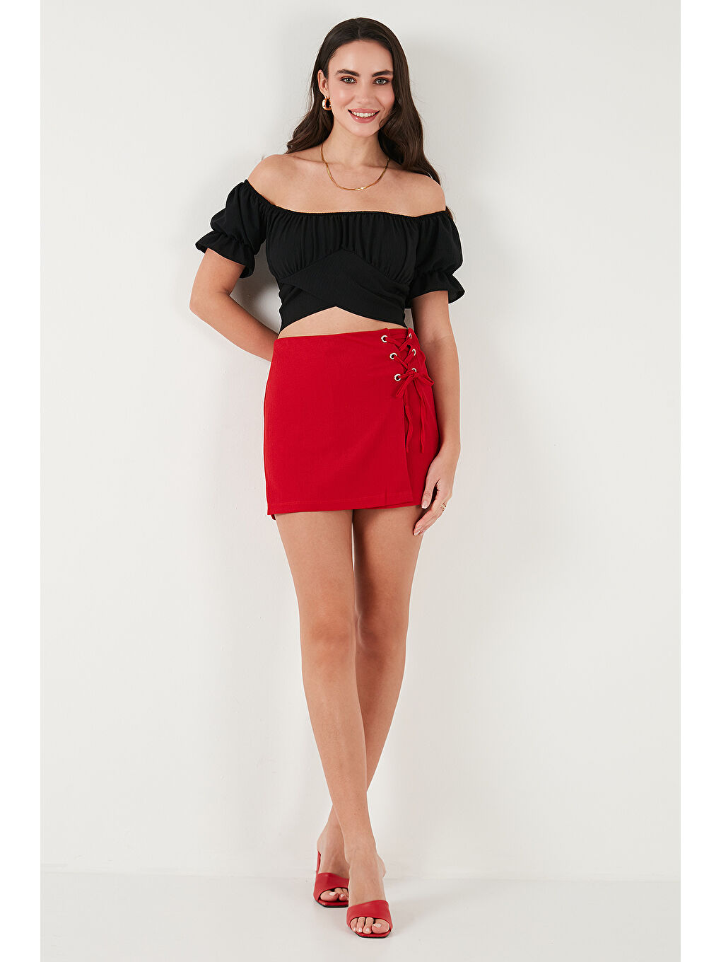 Siyah Regular Fit Madonna Yaka Bağlama Detaylı Crop Bluz 6527017-3