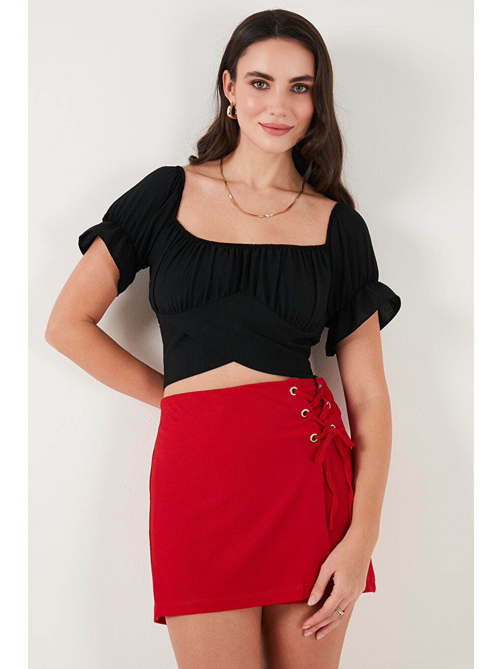 Siyah Regular Fit Madonna Yaka Bağlama Detaylı Crop Bluz 6527017-4