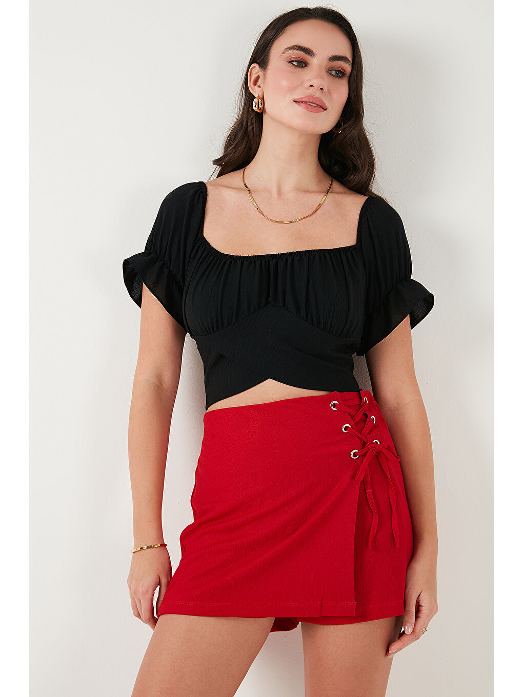 Siyah Regular Fit Madonna Yaka Bağlama Detaylı Crop Bluz 6527017-5