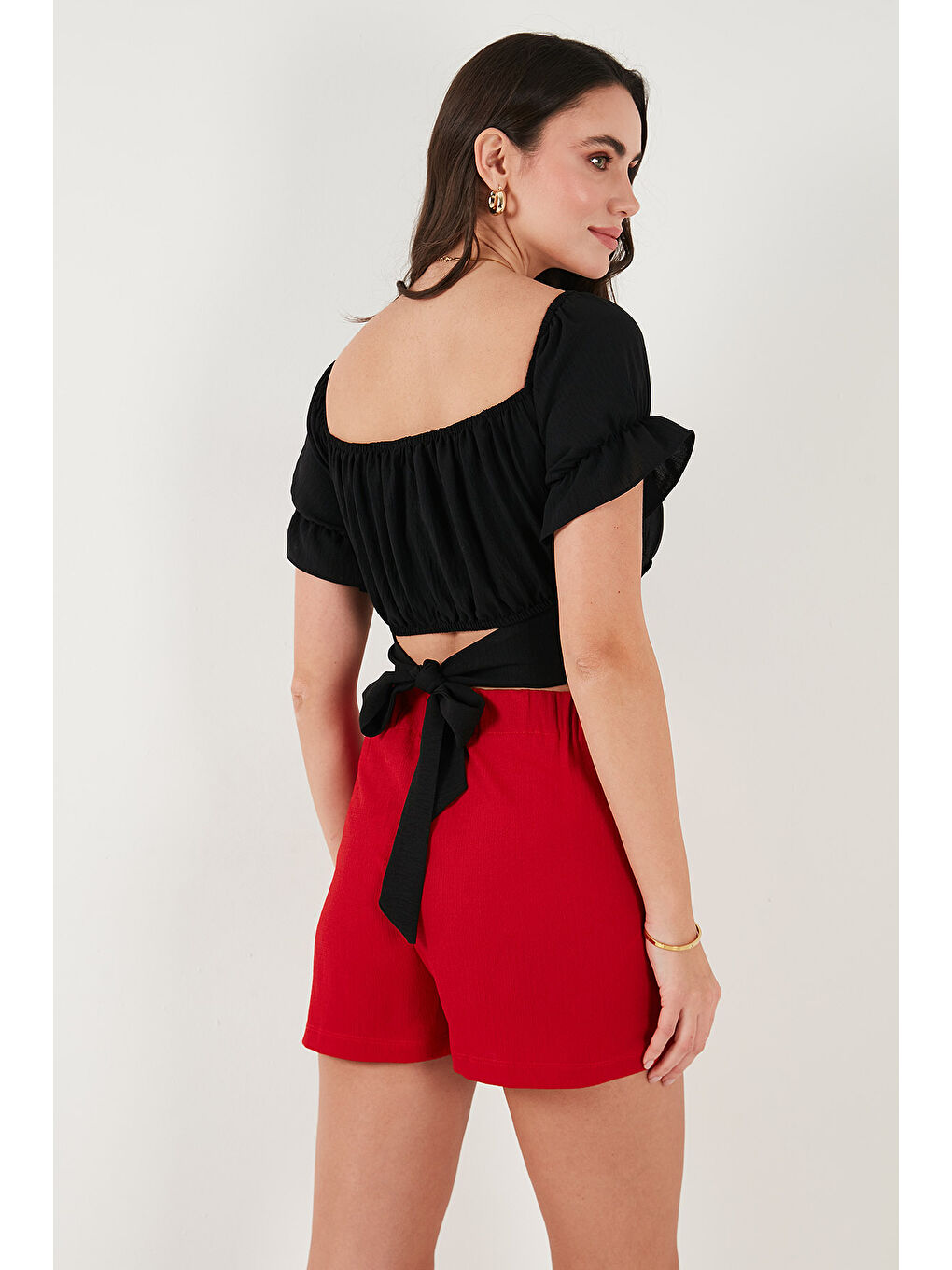 Siyah Regular Fit Madonna Yaka Bağlama Detaylı Crop Bluz 6527017-6