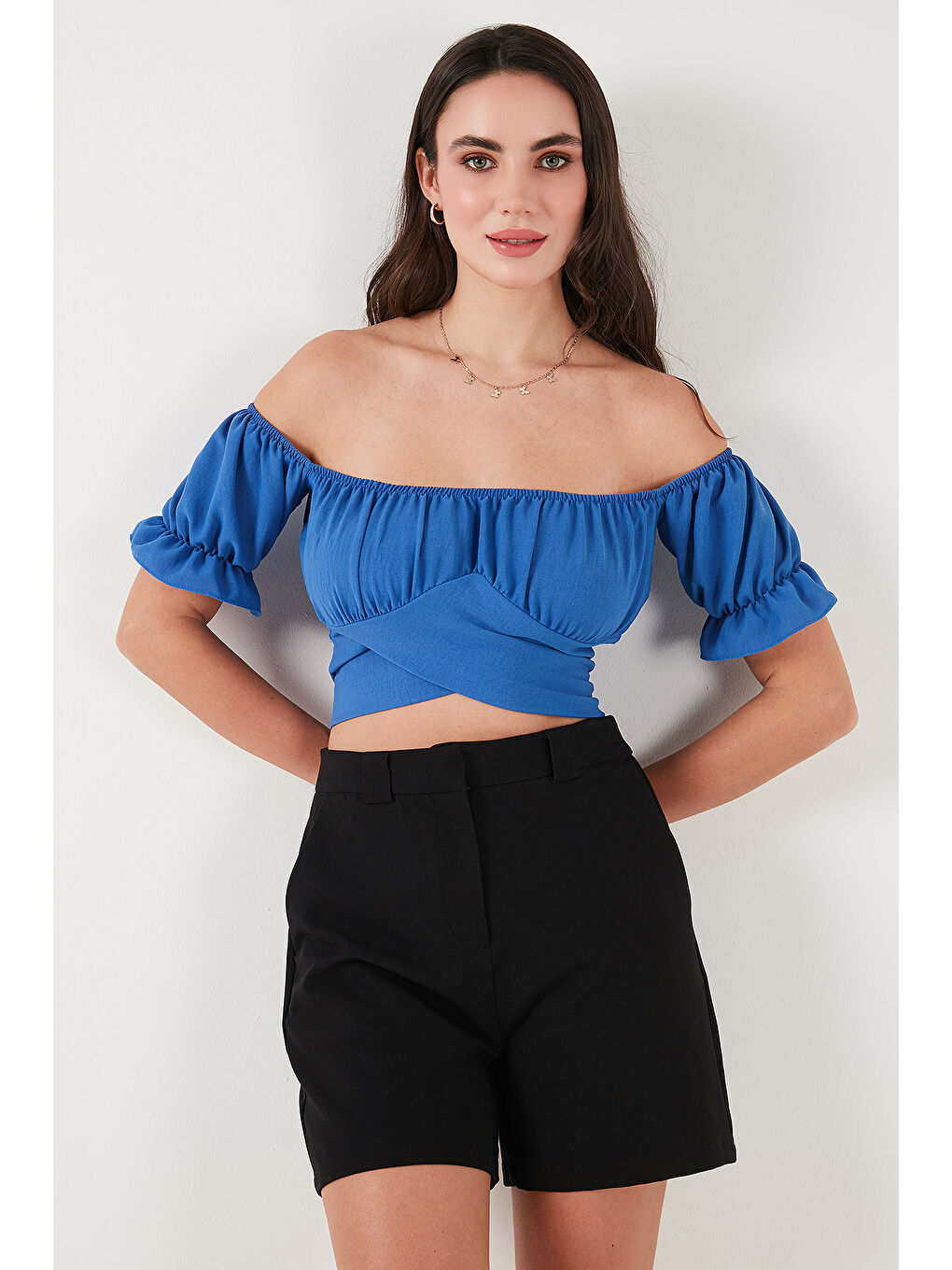 Mavi Regular Fit Madonna Yaka Bağlama Detaylı Crop Bluz 6527017-1