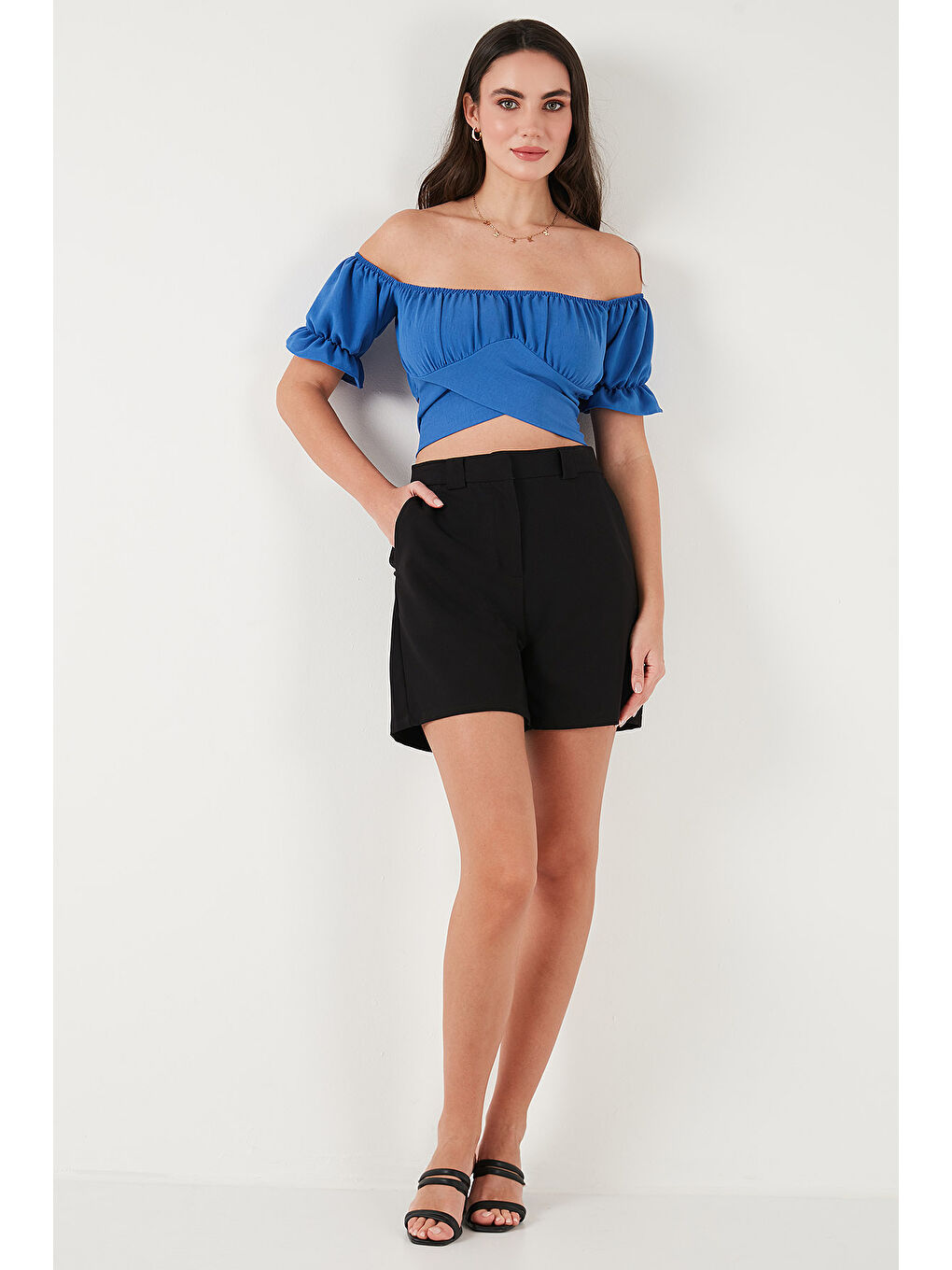 Mavi Regular Fit Madonna Yaka Bağlama Detaylı Crop Bluz 6527017-3