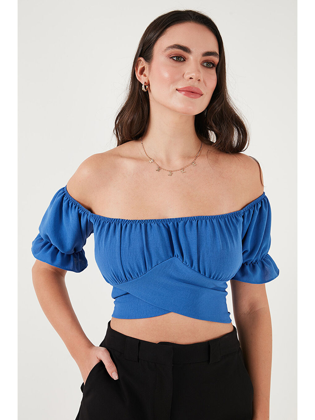 Mavi Regular Fit Madonna Yaka Bağlama Detaylı Crop Bluz 6527017-5