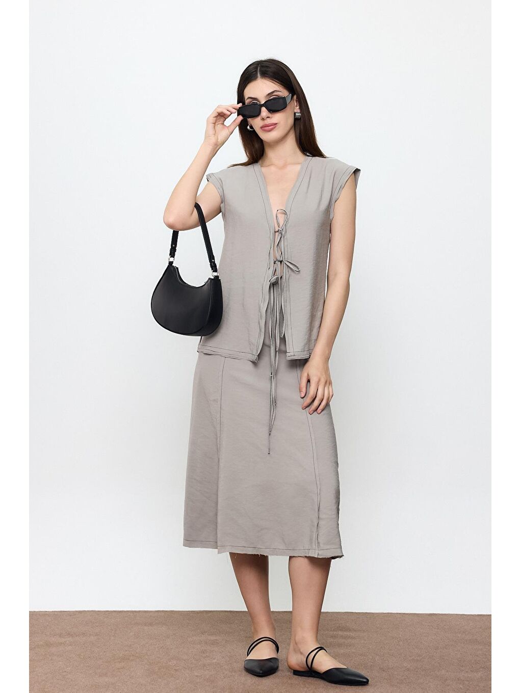 Gri Önü Bağcıklı Dikiş Detaylı Bluz