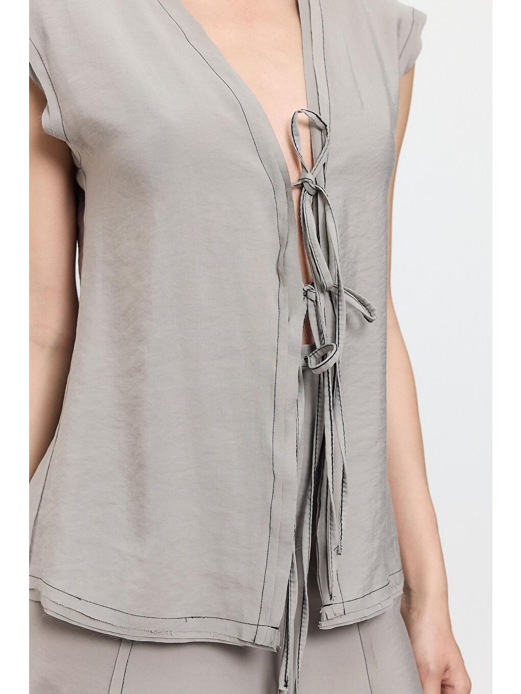 Gri Önü Bağcıklı Dikiş Detaylı Bluz-1